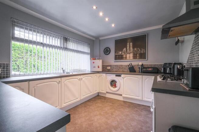 4 bed Detached Bungalow for sale Image 5