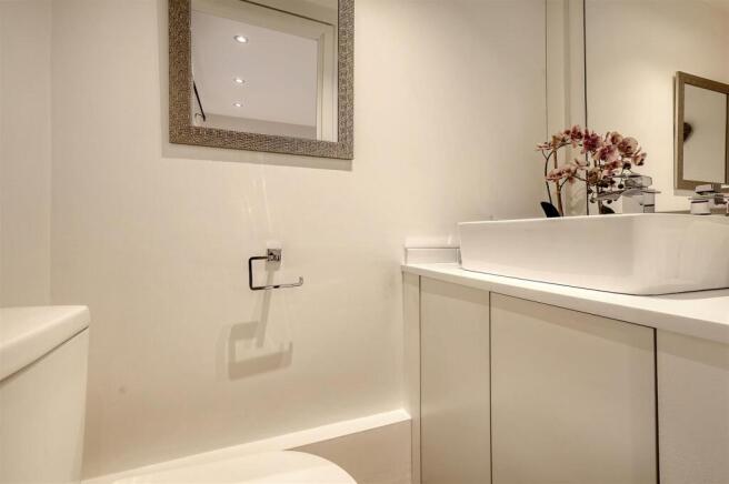 EN-SUITE CLOAKROOM