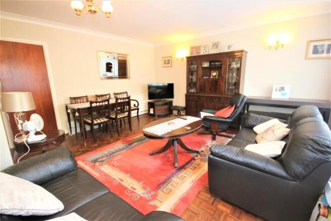 LOUNGE/DINER: PIC. 1