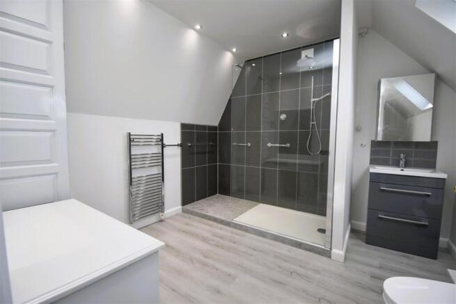 4 bed Detached to rent Image 6