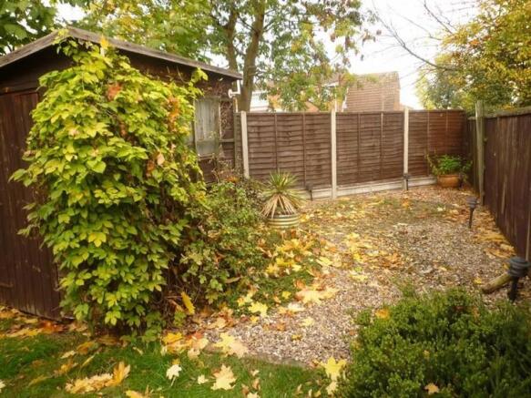 FURTHER REAR GARDEN PHOTO