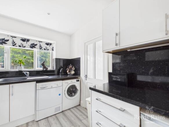 3 bed Semi-Detached for sale Image 8