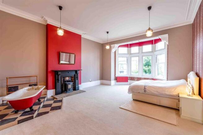 5 bed Detached for sale Image 7