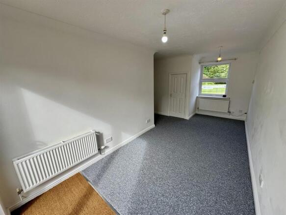 Living Room (1/2)