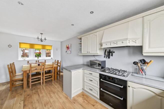 5 bed Detached for sale Image 3