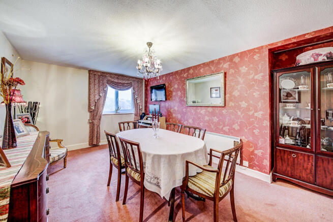 Bedroom / Dining Roo