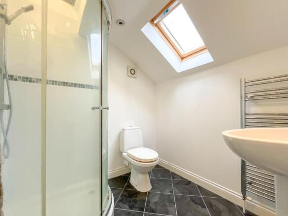 4 bed House to rent Image 12