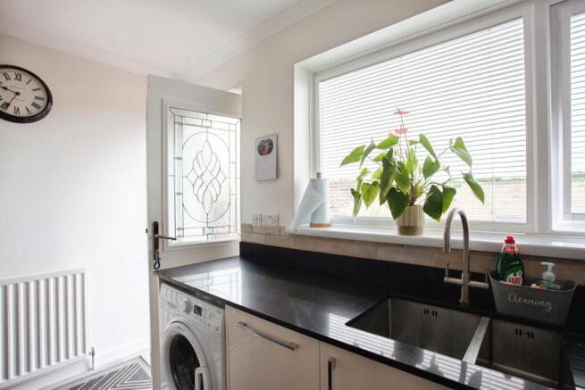 3 bed Semi-Detached for sale Image 7