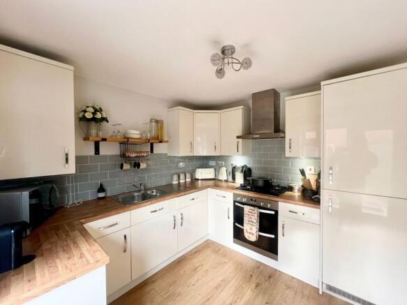 3 bed Semi-Detached for sale Image 4