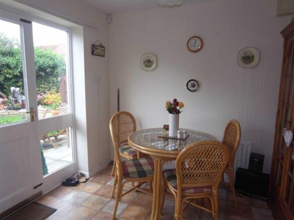 KITCHEN/DINING ROOM