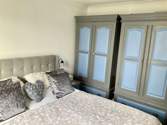 bedroom a.jpg