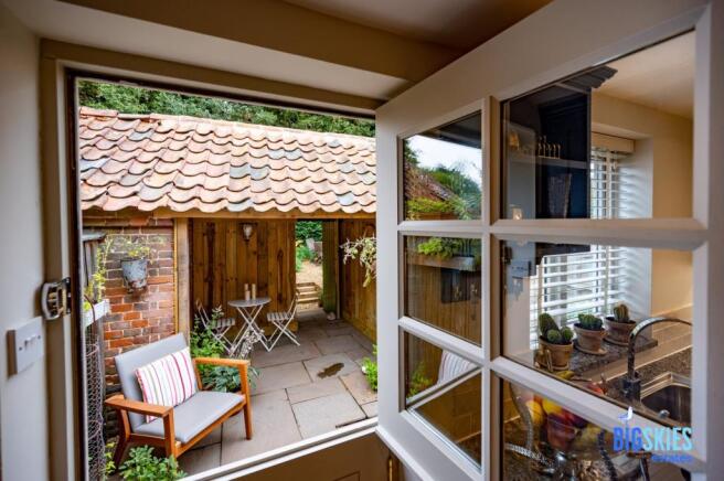 Kitchen Courtyard 
