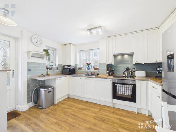 CAM03218G0-PR0955-STILL008