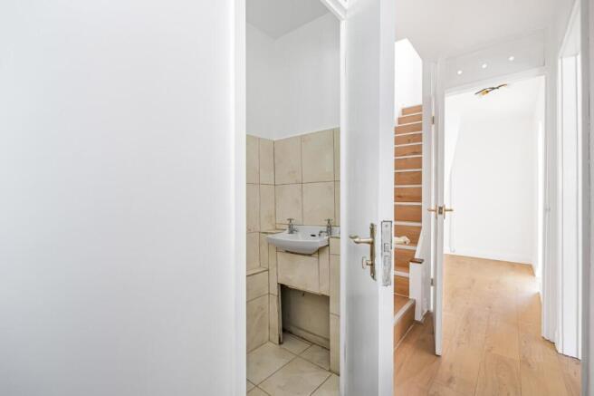 148 The Medway - Hall & WC.jpg