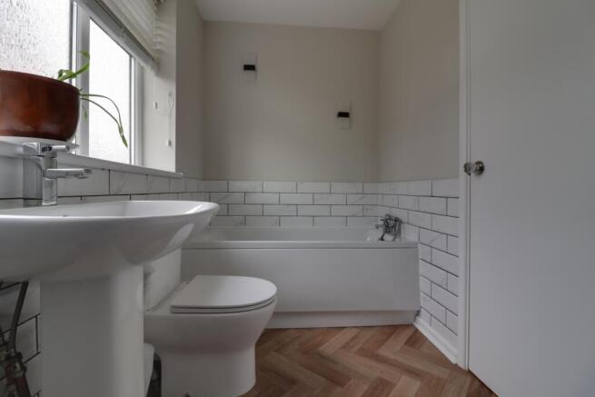 Ensuite bathroom - showing bath