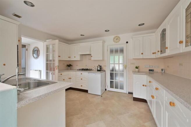 137 Lower Luton Road-15.jpg