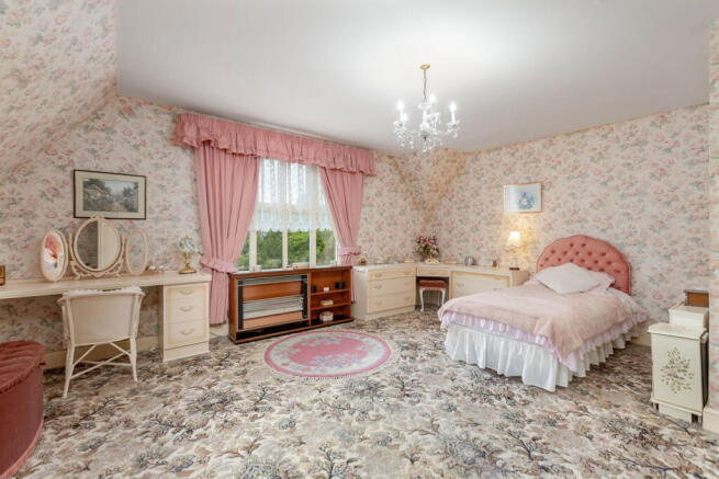 5 bed Detached for sale Image 11