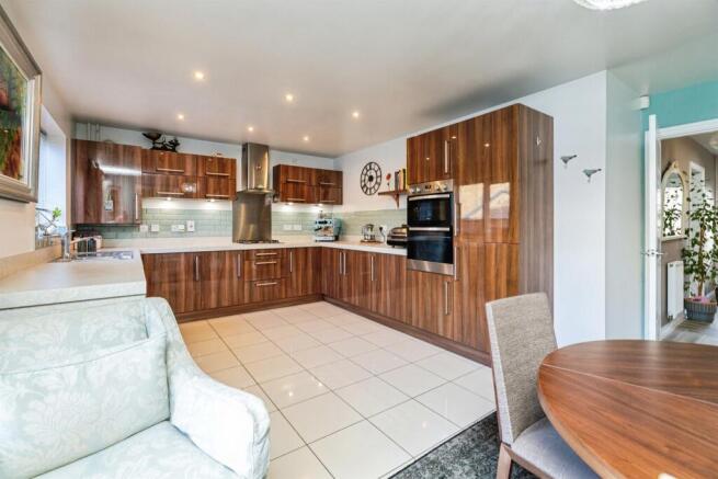 4 bed Detached for sale Image 6