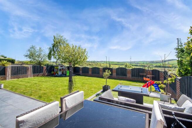 5 bed Detached for sale Image 4
