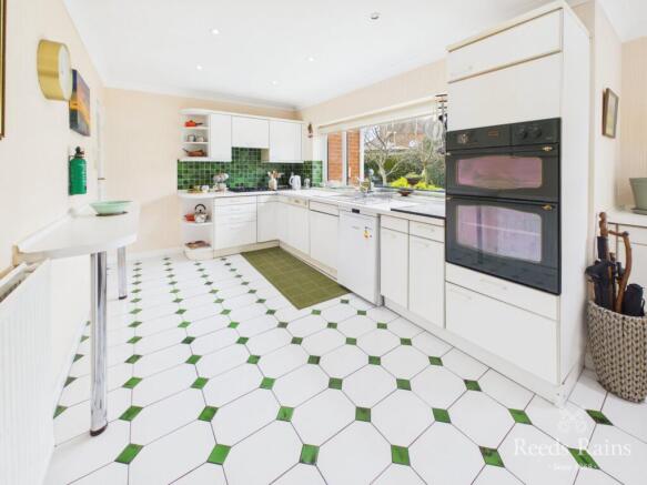 4 bed Bungalow for sale Image 9