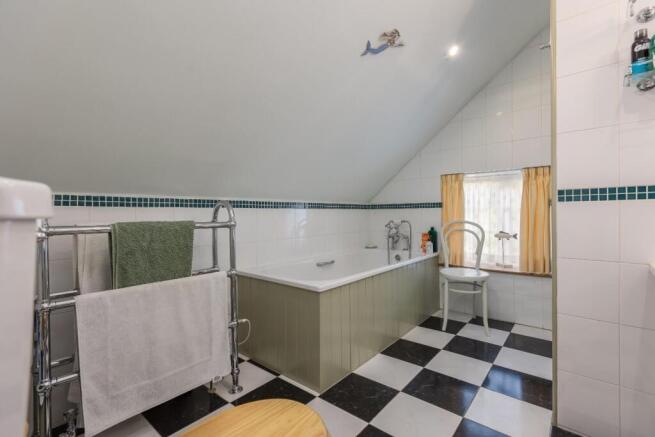5 bed House for sale Image 11