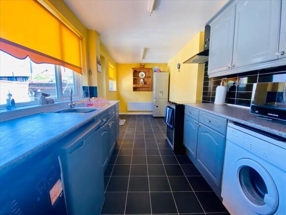 KITCHEN/DINING ROOM