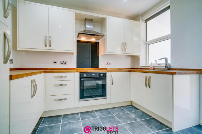2 bed Terraced to rent Image 4