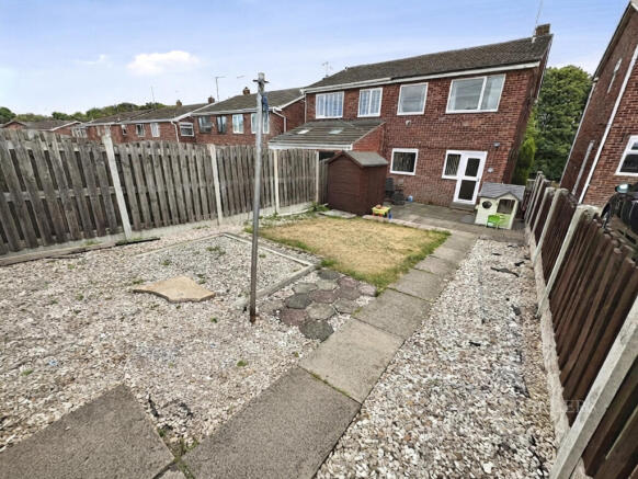 3 bed Semi-Detached to rent Image 12