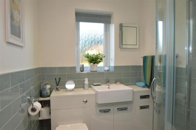 EN-SUITE SHOWER ROOM