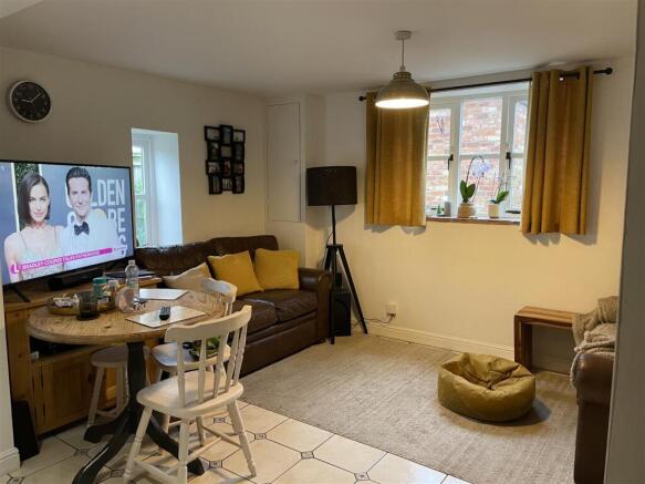 KITCHEN/LIVING ROOM