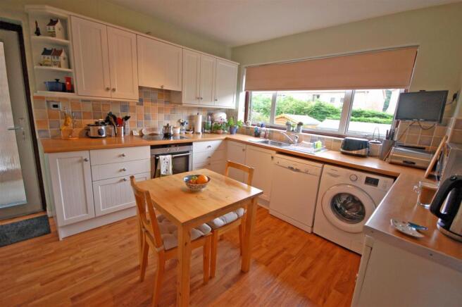 MODERN FITTED KITCHEN