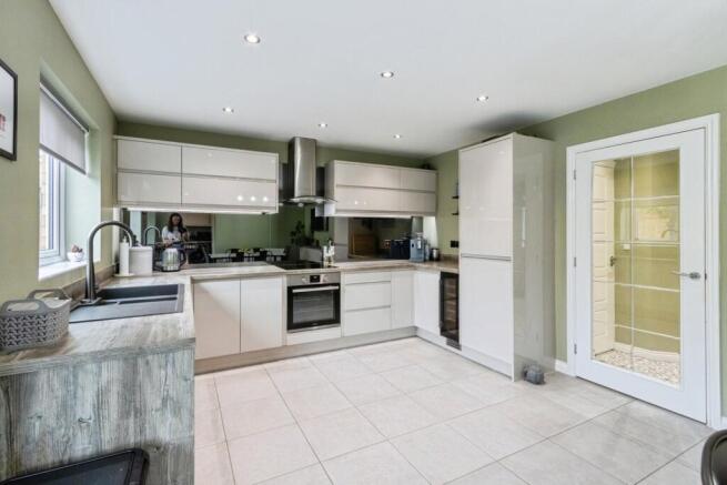 4 bed Detached for sale Image 8