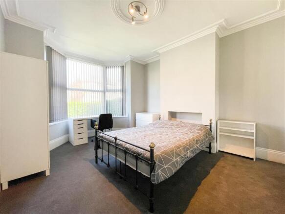 5 bed House to rent Image 5