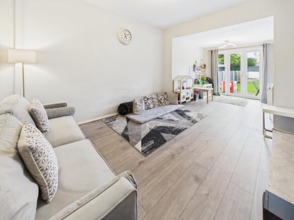 CAM04233G0-PR0057-STILL008