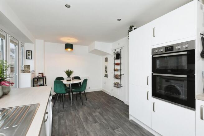 3 bed Semi-Detached for sale Image 6