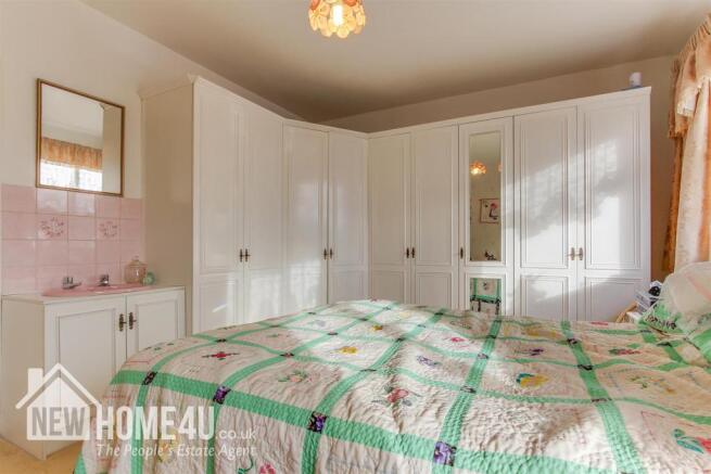 MASTER BEDROOM: