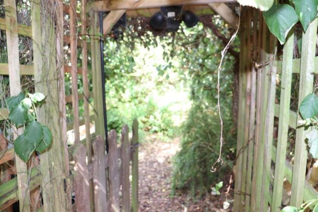 LARGE REAR GARDEN