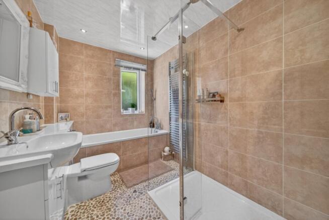 5 bed Detached for sale Image 12