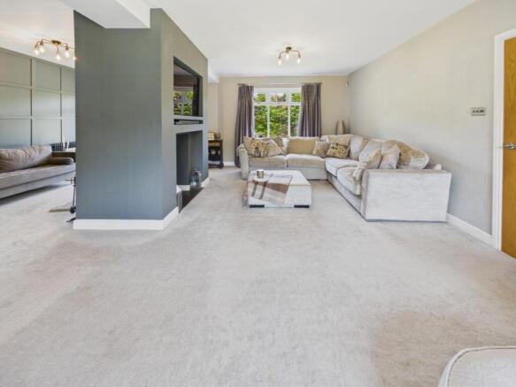 6 bed Detached for sale Image 11