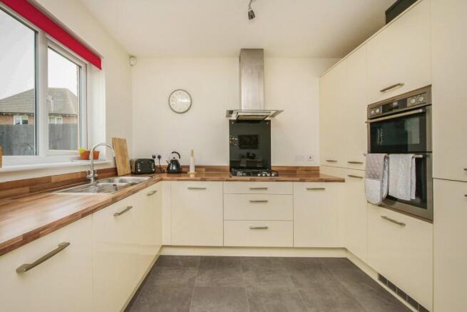 4 bed Detached for sale Image 7