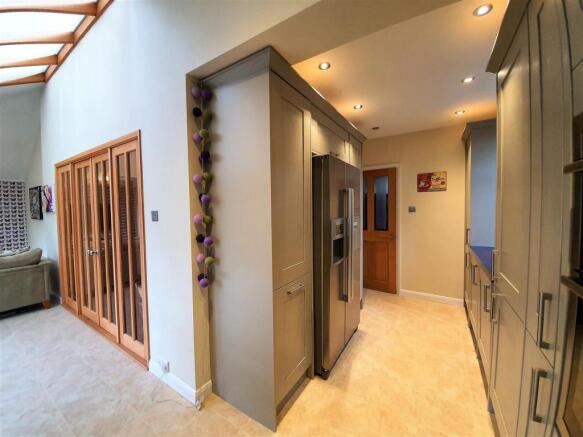 7 Glenhurst Avenue - kitchen3.jpg