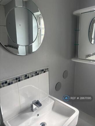 3 bed Flat to rent Image 12