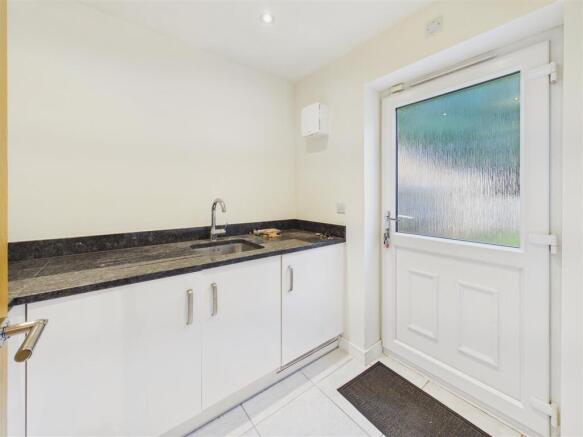 5 bed Detached for sale Image 11