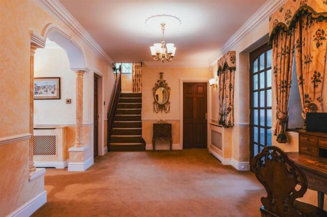 6 bed Detached for sale Image 6
