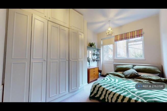 Spacious And Quiet Bedroom 