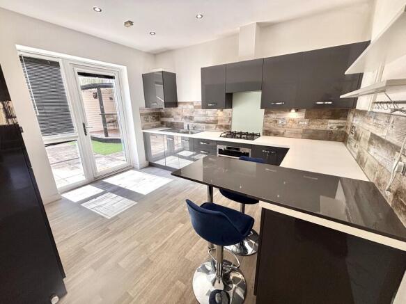 4 bed House to rent Image 4