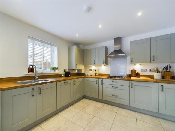 4 bed House for sale Image 4