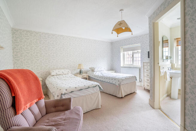 5 bed Detached for sale Image 12