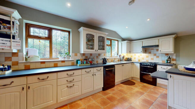 4 bed Detached for sale Image 10