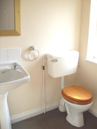 Bed 2 en-suite cloak